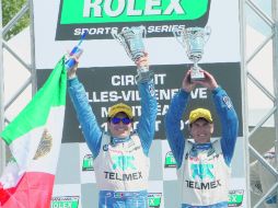 En lo alto. Memo Rojas (izquierda) celebra el triunfo con su compañero de equipo, Scott Pruett. ESPECIAL  /