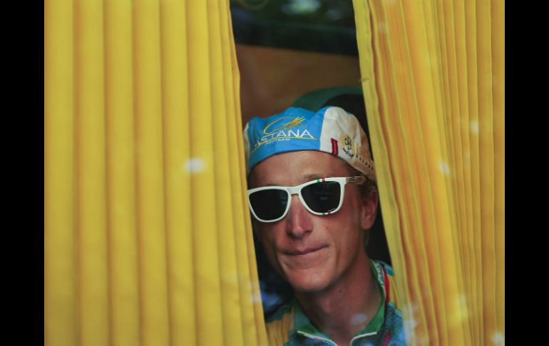 Gasparotto se asoma por la ventana de su autobús durante la presentación oficial de la Vuelta Ciclista España, en Pamplona. AP  /