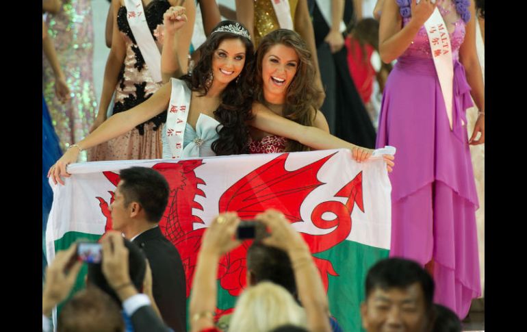 Dos concursantes en la ceremonia final de Miss Mundo celebrada en Ordos. AFP  /