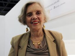 La famosa escritora agradeció a la producción de la puesta en escena el haberle entregado tan valioso premio. ARCHIVO  /