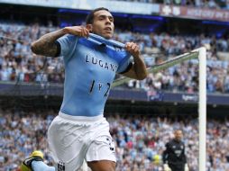 El argentino Carlos Tevez celebra su anotación en el partido que el Manchester United ganó 3-2 ante Southampton. AFP  /