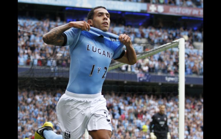 El argentino Carlos Tevez celebra su anotación en el partido que el Manchester United ganó 3-2 ante Southampton. AFP  /