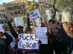 Cientos de personas se manifiestan con carteles contra la muerte de 34 mineros por disparos de la policía. EFE  /