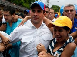 Capriles recibe el cariño de sus simpatizantes. EFE  /