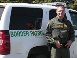 Un agente de la patrulla fronteriza posa frente al vehículo oficial. ESPECIAL  /