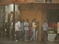 Personal de Protección Civil y Bomberos del municipio realiza este domingo el avalúo de los daños.  /