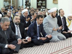 El presidente sirio, Bashar al Assad en la mezquita de Al Hamd, ubicada en el barrio Al Muhayerin, en Damasco. EFE  /