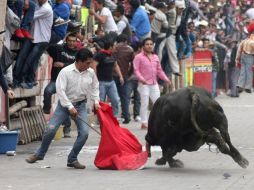 En la “Huamantlada” se sueltan toros en calles de la zona centro del municipio en Tlaxcala. AFP  /