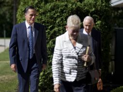 El candidato republicano, Mitt Romney, camina hacia la Iglesia de Jesucristo de los Santos de los Últimos Días. AP  /