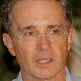 Uribe sostiene que Santos negocia con las FARC en Cuba