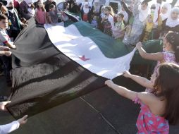 Sirios se manifiestan frente a la embajada de siria para protestar contra el régimen sirio, en Ammán, Jordania. EFE  /