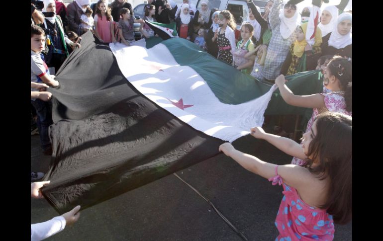 Sirios se manifiestan frente a la embajada de siria para protestar contra el régimen sirio, en Ammán, Jordania. EFE  /