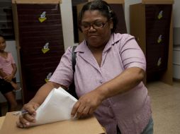 Puertorriqueños asisten a votar enmiendas a la Constitución, en San Juan. EFE  /