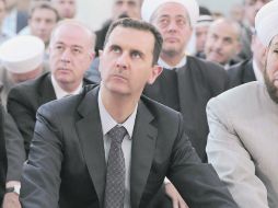 A rezar. El presidente Bashar al Assad ora en el fin del Ramadán. EFE  /
