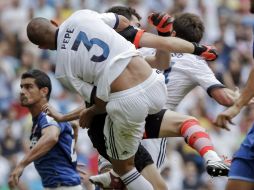 Pepe (c) durante el choque con el portero Iker Casillas en la jugada del gol del Valencia CF. EFE  /