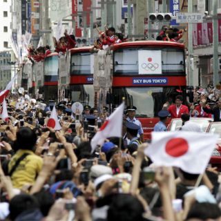 Héroes olímpicos paralizan Japón