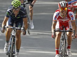 Los ciclistas Joaquim Rodríguez (d), y Alejandro Valverde (i), cruzan la linea de meta en la 67 edición de la Vuelta de España. EFE  /