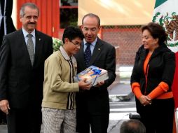 Elba Esther Gordillo (derecha) realizó un reconocimiento al Presidente Felipe Calderón (centro). NOTIMEX  /