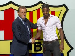 El presidente del Club Barcelona, Sandro Rosell (i) da la bienvenida al camerunés Alex Song al equipo. REUTERS  /
