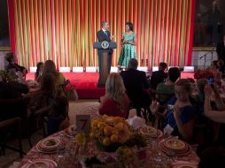 Barack Obama se coló por sopresa en el evento de Michelle Obama. AFP  /