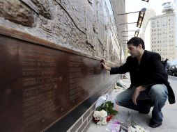 Afectados no quieren que los restos se mantengan debajo del Monumento Nacional del 11 de Septiembre, sino en la superficie. ARCHIVO  /