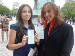 Radioescuchas muestran las cortesías que ganaron en el programa. ESPECIAL  /