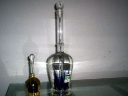 Uno de los productos es una botella de tequila con hojuelas de plata.  /