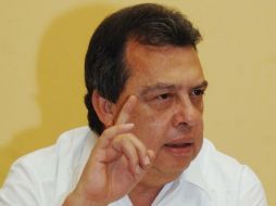 El discurso del mandatario estatal se vio opacado por los gritos y consignas insistentes de los normalistas de Ayotzinapa. ARCHIVO  /