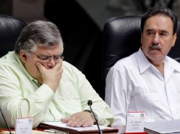 Agustín Carstens y Emilio Gamboa durante la Primera Reunión Plenaria de senadores priistas electos. EL UNIVERSAL  /