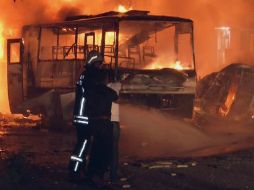 La explosión se produjo cerca de una comisaría de policía, incendiando varios vehículos, entre ellos  un autobús municipal. AP  /