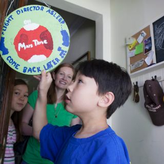 Familia adopta horario marciano por necesidad