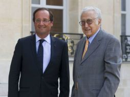 El presidente de Francia, François Hollande, con el nuevo enviado especial de la ONU y la Liga Árabe para Siria, Lajdar Brahimi. AP  /