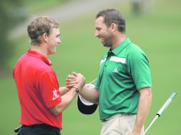 Feliz. Sergio García saluda a Bud Cauley, tras completar la ronda final en el Wyndham Championship. AFP  /