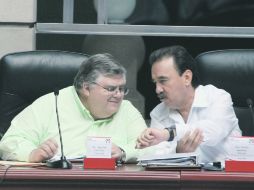 Acercamiento.- Emilio Gamboa Patrón, dialoga con Agustín Carstens, gobernador del Banco de México, en la plenaria priista. NTX  /