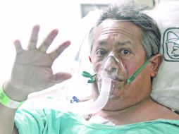 Sergio Ortiz Gama saluda desde el interior del Centro Médico Nacional Siglo XXI del IMSS. EL UNIVERSAL  /