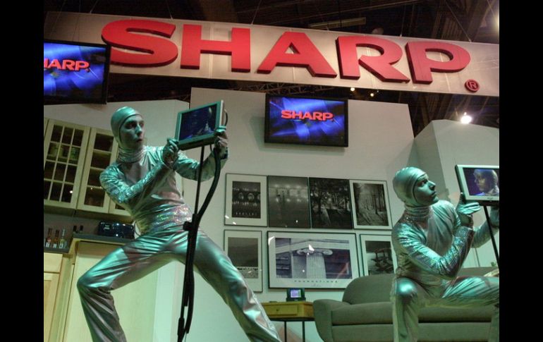 El fabricante japonés de televisores Sharp considera vender dos de sus fábricas, una en México, debido a problemas económicos. ARCHIVO  /