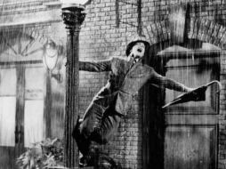 Kelly protagonizó, dirigió y coreografió la afamada cinta ''Cantando bajo la lluvia''. ESPECIAL  /