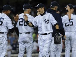 El jugador Ichiro Suzuki (c) celebra con sus compañeros la victoria ante los Medias Rojas. ARCHIVO  /