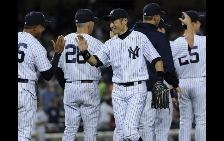 El jugador Ichiro Suzuki (c) celebra con sus compañeros la victoria ante los Medias Rojas. ARCHIVO  /