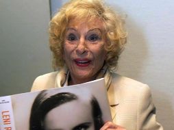 A sus 97 años, Leni Riefenstahl presentando su libro de fotografías titulado ''Cinco vidas''. ARCHIVO  /