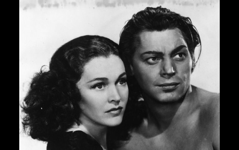 El primer Tarzán salido de la natación: Johnny Weissmüller, aquí con Maureen O'Sullivan. ARCHIVO  /