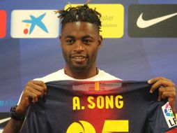 El centrocampista camerunés Alex Song muestra la camiseta con su nombre durante su presentación. EFE  /