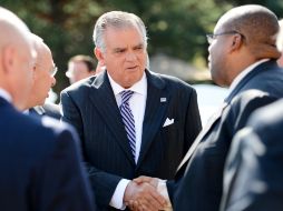Este es un gran proyecto y pienso que todo el mundo cree que es muy prometedor, dijo el secretario de Transporte, Ray LaHood (c). AP  /