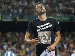 David Villa muestra la fotografía de su esposa e hijas luego de anotar el domingo. REUTERS  /
