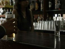 Aseguró la legisladora que aún se ven jóvenes saliendo del antro con la bebida alcohólica en la mano. ARCHIVO  /