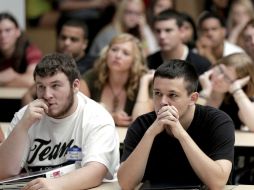 Celebró que la corte revocó la disposicione de revisar el estatus migratorio de estudiantes antes de inscribirlos a escuelas. ARCHIVO  /