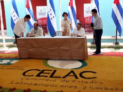 Representantes de Honduras y Cuba firman un tratado de delimitación marítima que definirá sus fronteras en el Caribe. EFE  /