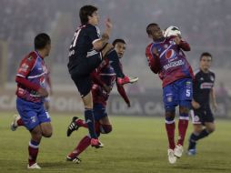 La delantera del equipo tapatío no logró meter el balón ante una buena actuación de la defensa del equipo chapín. REUTERS  /