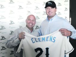 Todavía lanza. Roger Clemens (der.) muestra el jersey de los Skeeters, junto a Matt O’Brien, presidente del equipo. AP  /