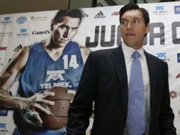 El basquetbolista mexicano Eduardo Nájera durante la rueda de prensa que ofreció en la Ciudad de México. EFE  /